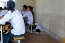Giới trẻ Việt khó đỡ: Tranh thủ chợp mắt trong lớp