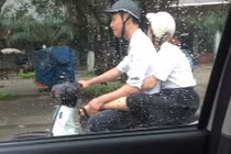 Phản cảm gái xinh gác chân lên đùi bạn trai đang cầm lái