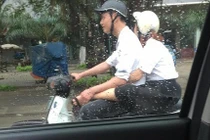 Phản cảm gái xinh gác chân lên đùi bạn trai đang cầm lái