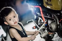 Đáng yêu "thợ sửa xe" 17 tháng tuổi ở Hải Dương