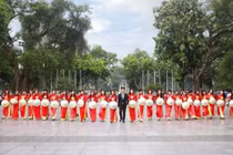 Nữ sinh khoe sắc trong tà áo dài cờ đỏ sao vàng