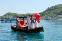 Màn rước dâu trên biển độc đáo của 8X ở Khánh Hòa