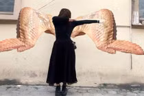 Muốn mọc thêm cánh, gái xinh nhận cái kết ngoài mong đợi