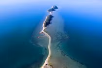 Tản bộ trên những con đường đất giữa biển Việt Nam