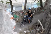 Bức tường sắp đổ đe dọa tính mạng hàng trăm người đi đường