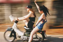 Giới trẻ Việt khó đỡ: “Nữ quái xế” làm xiếc trên đường