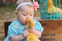 Khi bé yêu "cưỡng hôn" động vật