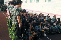 Xôn xao ảnh nam sinh dàn hàng che nắng cho bạn nữ