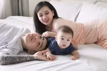 Vợ xinh như hot girl của soái ca xăm trổ chọc con bú sữa