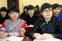 Nữ sinh dân tộc ôn thi miệt mài dưới ánh đèn khuya