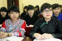 Nữ sinh dân tộc ôn thi miệt mài dưới ánh đèn khuya