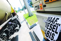 Vì sao giá xăng ở Việt Nam cao gấp đôi Malaysia?