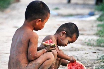 Xúc động trước cảnh trẻ nông thôn khổ cực