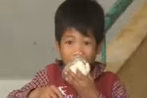 Các em nhỏ Quảng Bình áo rách, chân trần, ăn cơm muối trắng