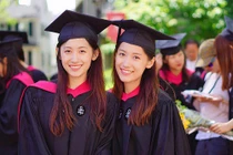 Cặp chị em song sinh xinh đẹp cùng tốt nghiệp ĐH Harvard