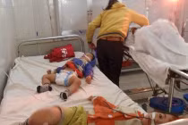 Mẹ ép 2 con nhỏ cùng uống thuốc diệt cỏ