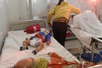 Mẹ ép 2 con nhỏ cùng uống thuốc diệt cỏ