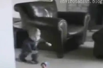 Em bé ăn vạ “giỏi nhất thế giới“