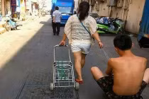 Ảnh cười Facebook: Theo vợ đi chợ