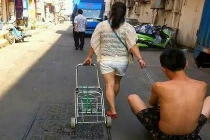 Ảnh cười Facebook: Theo vợ đi chợ