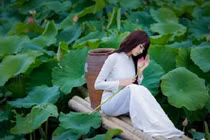 Nữ DJ xinh đẹp khoe dáng chuẩn với áo dài, hoa sen