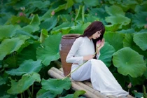 Nữ DJ xinh đẹp khoe dáng chuẩn với áo dài, hoa sen