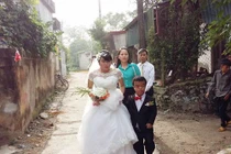 Gặp “chàng lùn” và cô gái mù trong ảnh cưới gây bão