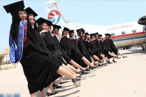 Ảnh kỷ yếu khoe chân dài của nữ sinh Hàng không