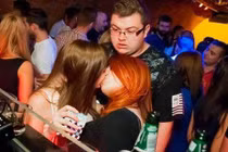 Khoảnh khắc hài hước: Gái xinh đã ít mà còn yêu nhau