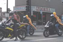 Khoảnh khắc hài hước: Đưa “gấu” đi chơi