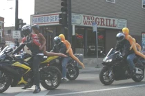 Khoảnh khắc hài hước: Đưa “gấu” đi chơi