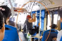 “Sốt” clip quý bà “đu xà” trên xe buýt