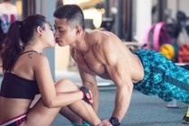 Những cặp bạn thân chụp ảnh tình tứ gây tranh cãi