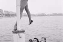 Khoảnh khắc hài hước: Dán mắt vào người đẹp