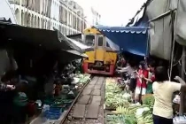 Tàu vừa đi, chợ lại "xôm"