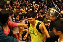 CĐV vây kín khách sạn, lột áo U19 HAGL Arsenal JMG