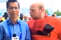 Clip phóng viên VTV bị fan Bỉ quấy rối khi tác nghiệp