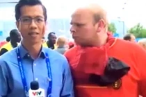 Clip phóng viên VTV bị fan Bỉ quấy rối khi tác nghiệp