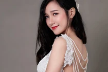 Nữ sinh sư phạm hóa thân thành cô dâu xinh đẹp