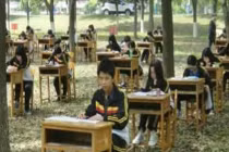 Học sinh Trung Quốc... vào rừng thi học kỳ