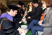 Giảng viên rửa chân cho tân sinh viên