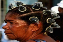 Ảnh cười Facebook: Công dụng mới của "áo mưa"