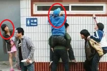 Ảnh cười Facebook: Bị bắt quả tang nhìn trộm WC nữ