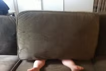 Khi các bé chơi trốn tìm