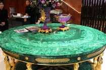 Hình ảnh bàn đá quý hơn 8 tỷ đồng gây sốc