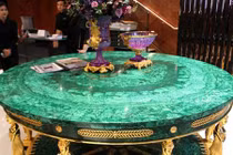 Hình ảnh bàn đá quý hơn 8 tỷ đồng gây sốc