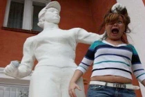 Muôn kiểu “tự sướng” với tượng đá (3)