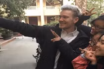 “Đổ rầm rầm” trước thầy giáo Tây đẹp trai, dáng chuẩn 