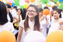 Nữ sinh HV Quân y xinh rạng ngời giữa sân trường