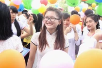 Nữ sinh HV Quân y xinh rạng ngời giữa sân trường